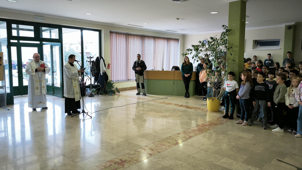 Biskup u Katoličkoj školi blagoslovio učenike, kuhinju i osoblje