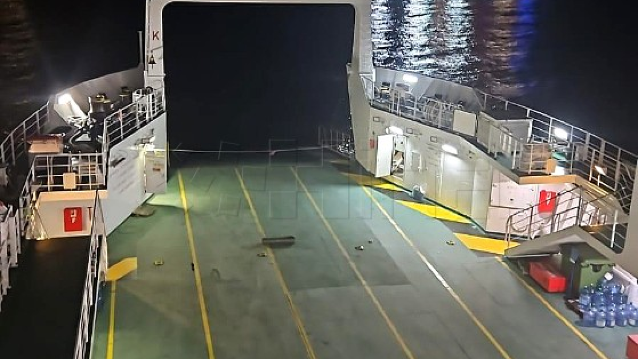 Putnici zbog vremenskih neprilika prenoćili na trajektu u Splitu