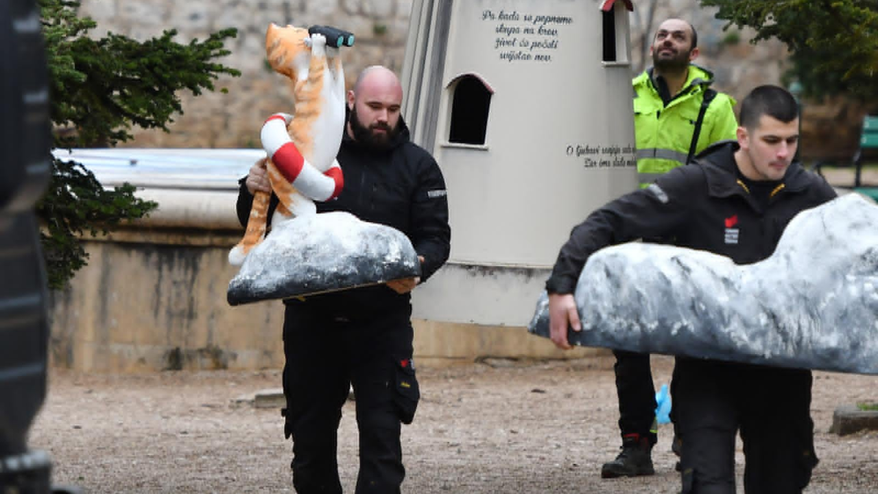 Skulptura 'Povratak Mačka Džingiskana' seli u trajni dom na Zlarinu