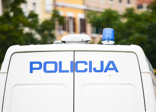 Revoltiranog 56-godišnjaka iznervirala zvonjava i kucanje na vrata. Napao maloljetnika