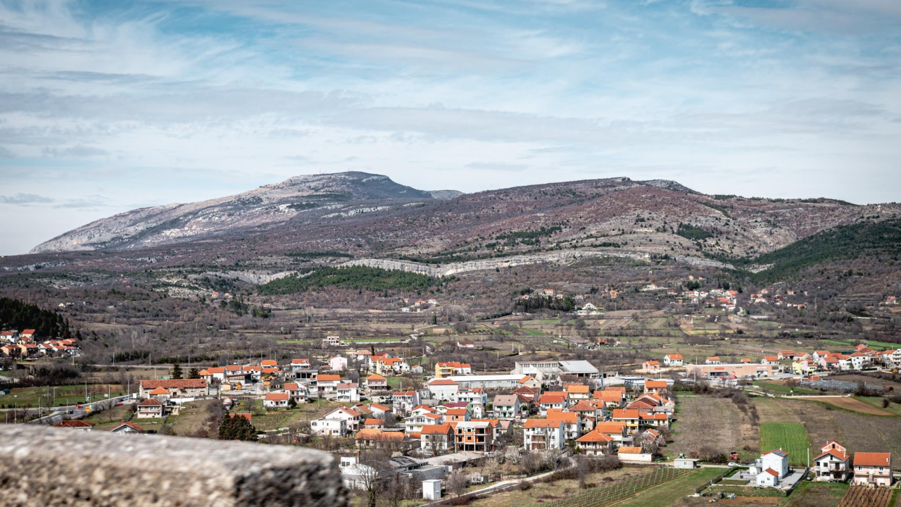 Grad Drniš provodi anketu o potrebama mladih za stambeno zbrinjavanje na području grada