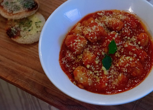 Njoki su uvijek dobra ideja za brz i fin obrok. Evo par recepata