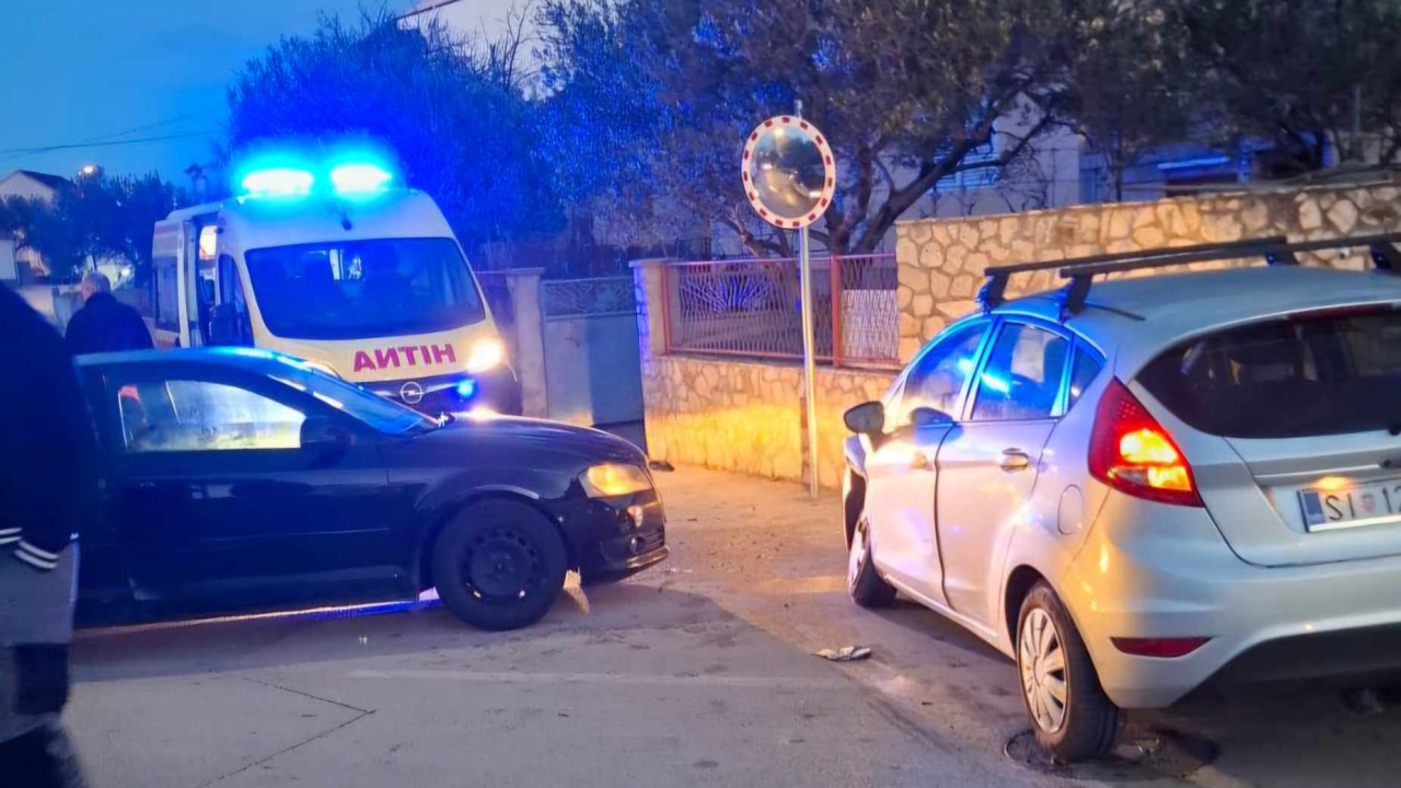 Sudarila se dva automobila u Ražinama