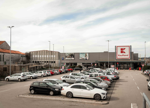 Fotografija 9 - Parkirališta trgovačkih centara u Šibeniku zjape prazna, ali onaj ispred Kauflanda mogao bi vas zavarati