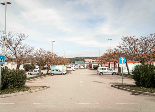 Fotografija 3 - Parkirališta trgovačkih centara u Šibeniku zjape prazna, ali onaj ispred Kauflanda mogao bi vas zavarati