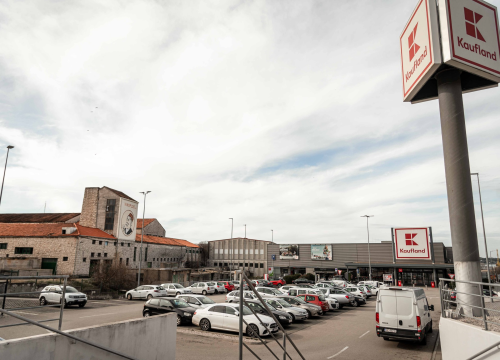 Fotografija 7 - Parkirališta trgovačkih centara u Šibeniku zjape prazna, ali onaj ispred Kauflanda mogao bi vas zavarati