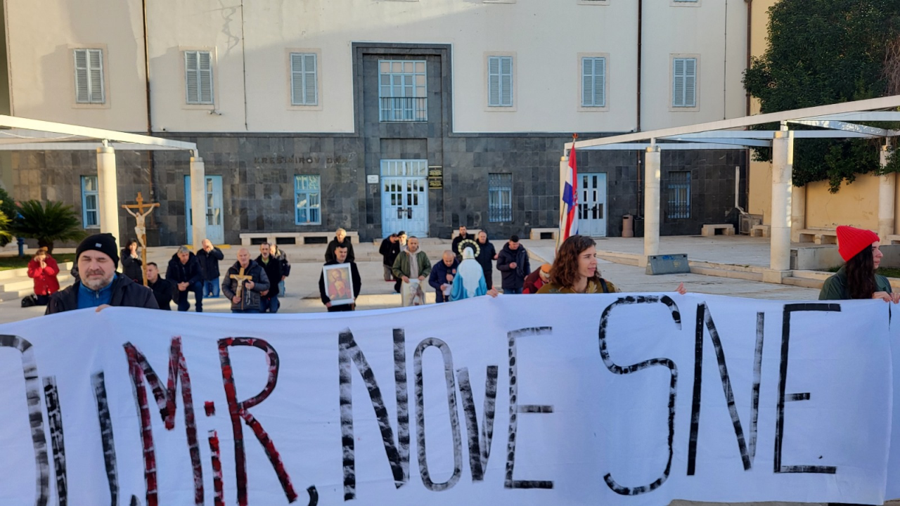 Dok jedni mole u centru Šibenika, drugi šalju poruke podrške studentskim prosvjedima u Srbiji