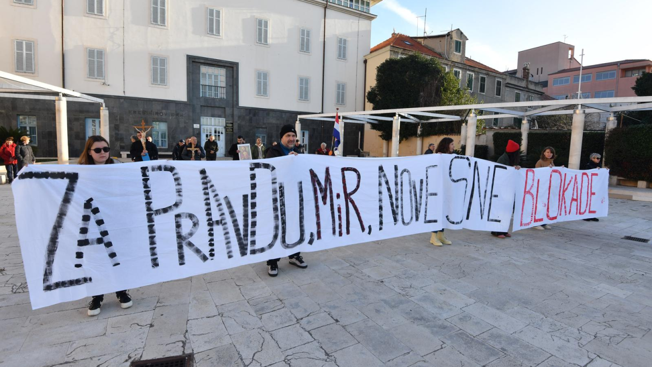 Dok jedni mole u centru Šibenika, drugi šalju poruke podrške studentskim prosvjedima u Srbiji