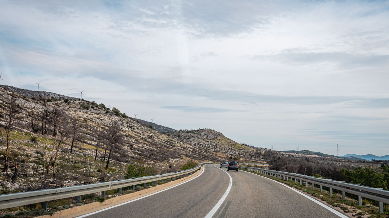 Bura stvara probleme u prometu, opasnost od poledice