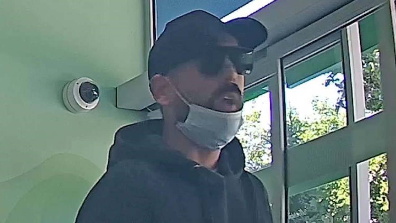 Policija traži muškarca s fotografija, objavila i zbog čega