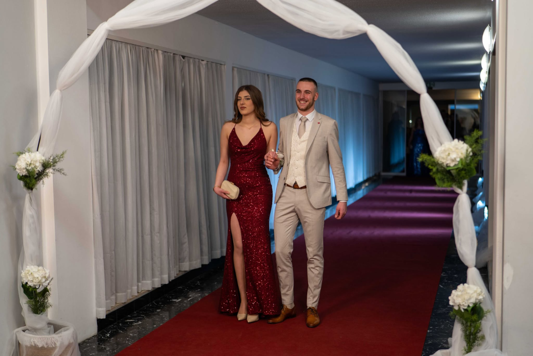 FOTOGALERIJA Zavirite na spektakularni Maturalni ples Ekonomske škole (2)