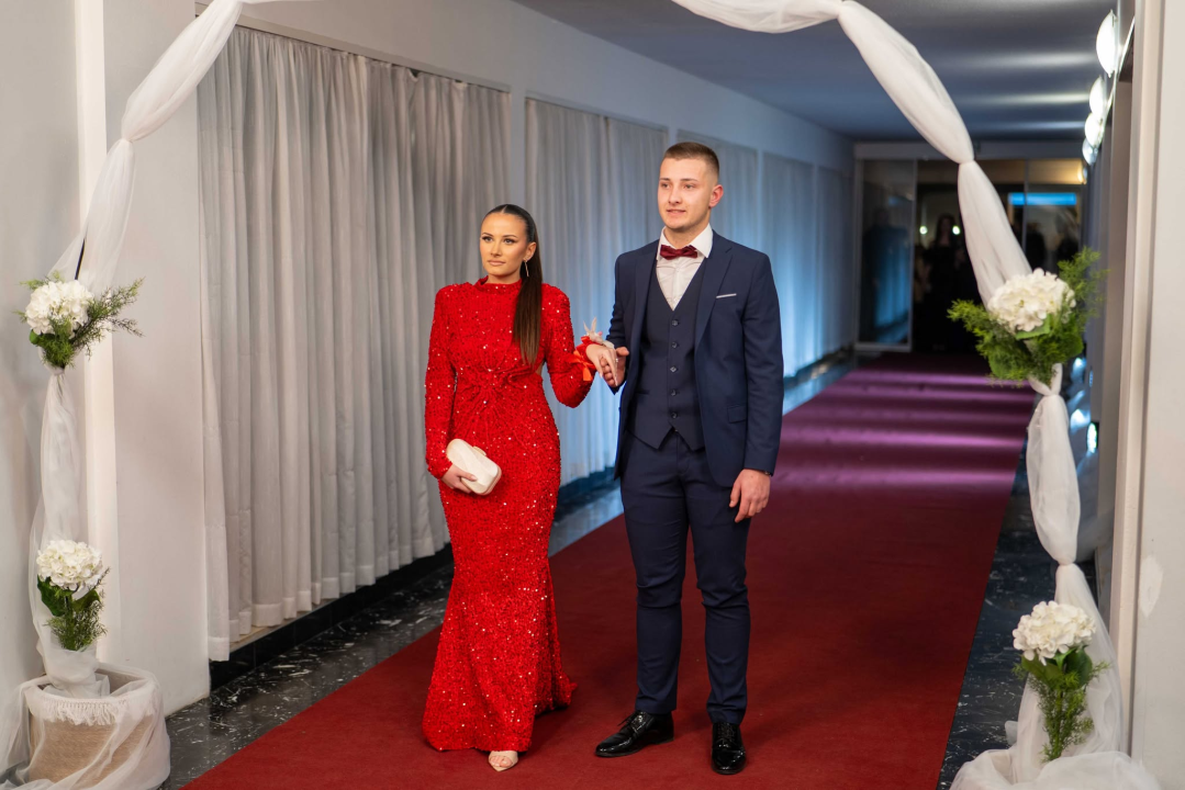 FOTOGALERIJA Zavirite na spektakularni Maturalni ples Ekonomske škole (2)