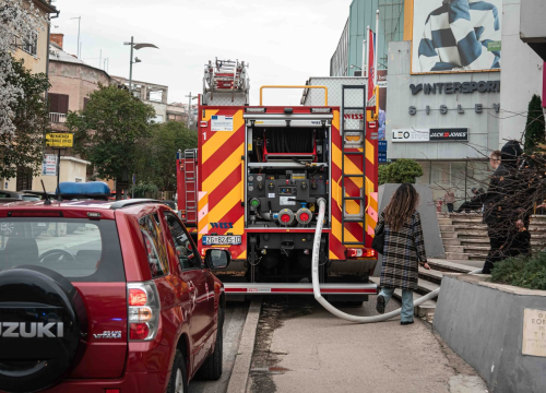 Šest intervencija šibenskih vatrogasaca: Najveći požar izbio u hali na Bikarcu