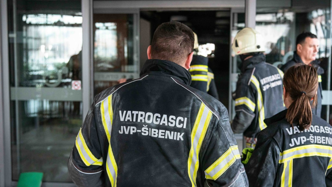 Vatrogasci otvarali zaglavljeni lift na Baldekinu i gasili požar na Šubićevcu