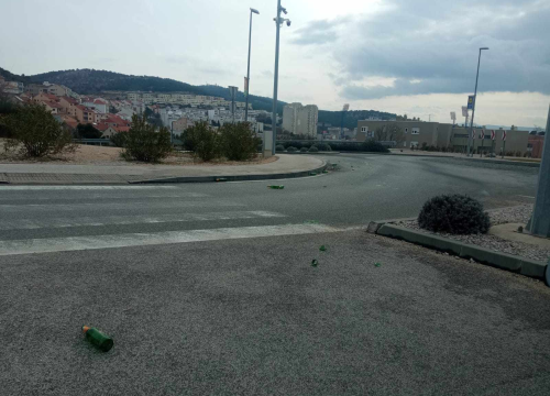 Vozači pripazite: Na kružnom toku na Meterizama razbacane su staklene boce