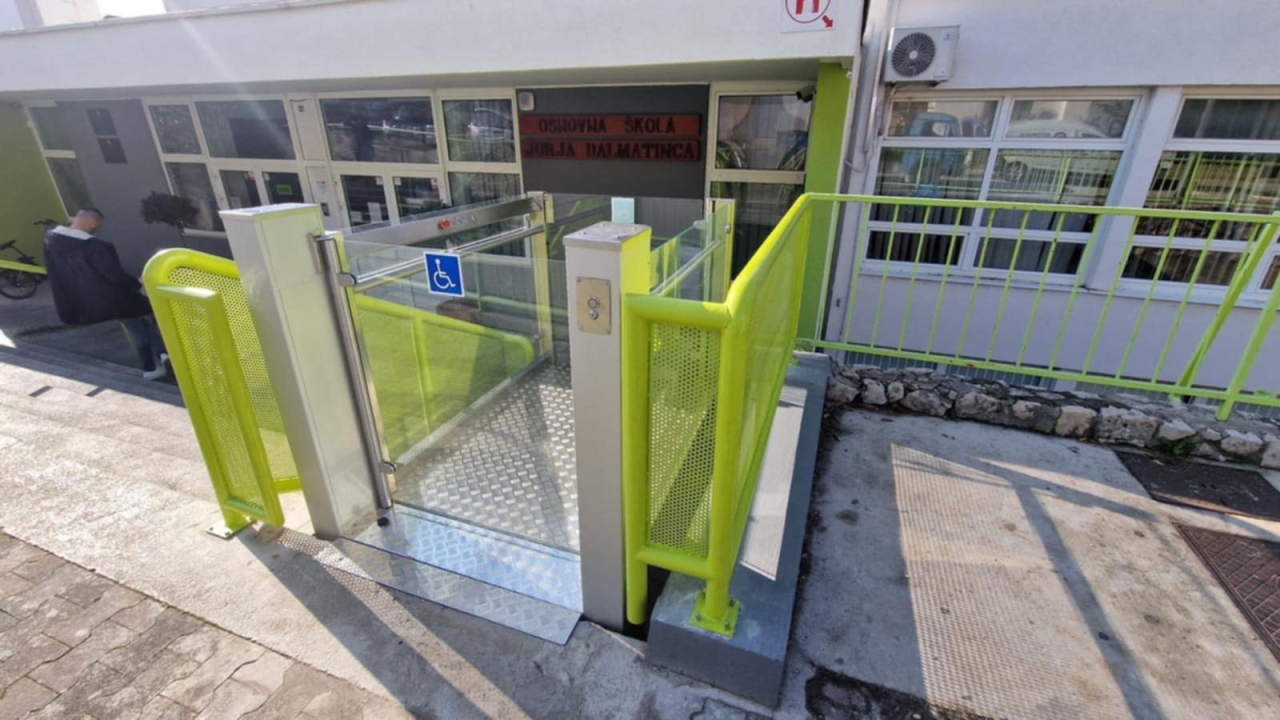 Osnovna škola 'Jurja Dalmatinca’ dobila pristupnu rampu za osobe s invaliditetom