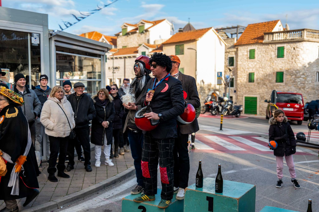 Smijeh i adrenalin zavladali vodičkim ulicama: Trka karića vratila se u velikom stilu