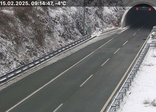 Fotografija 1 - Vjetar i snijeg stvaraju probleme: Za sav promet zatvorena dionica Dalmatine