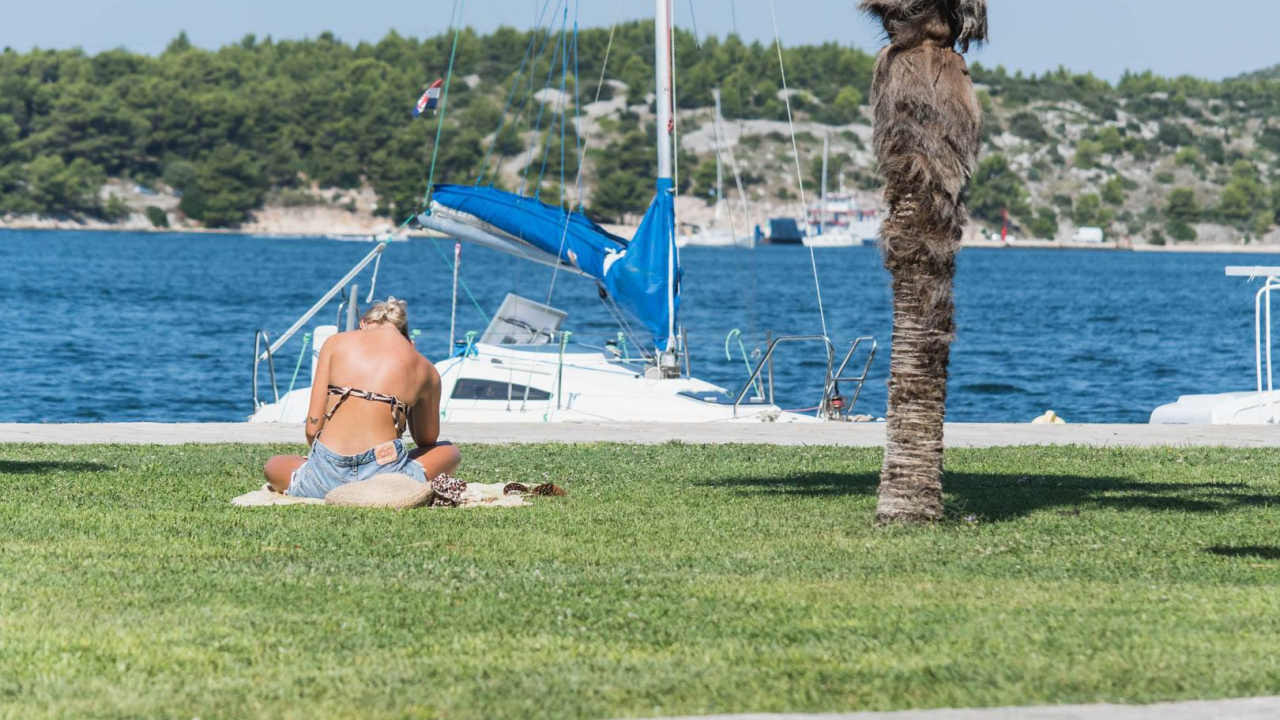 Nema više šetanja u kupaćem: Popularni turistički grad uvodi zabranu, kazna do 1500 eura