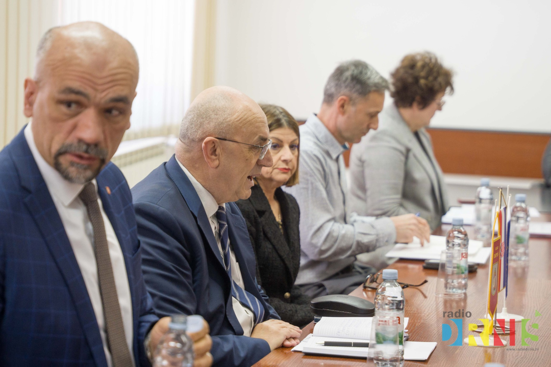 Župan Jelić i gradonačelnik Drniša uručili 13 ključeva stanarima višestambene zgrade