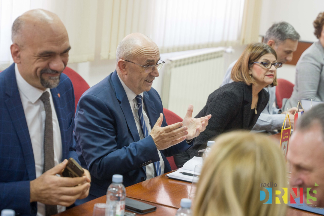 Župan Jelić i gradonačelnik Drniša uručili 13 ključeva stanarima višestambene zgrade