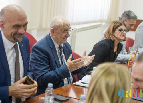 Fotografija 15 - Župan Jelić i gradonačelnik Drniša uručili 13 ključeva stanarima višestambene zgrade