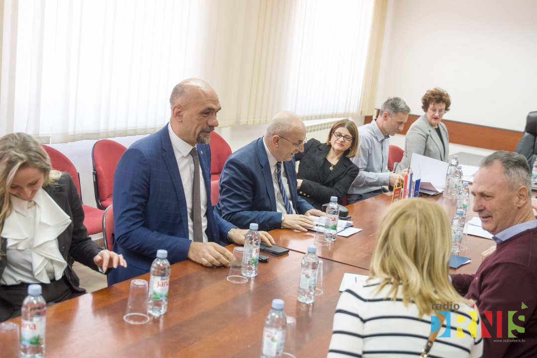 Župan Jelić i gradonačelnik Drniša uručili 13 ključeva stanarima višestambene zgrade