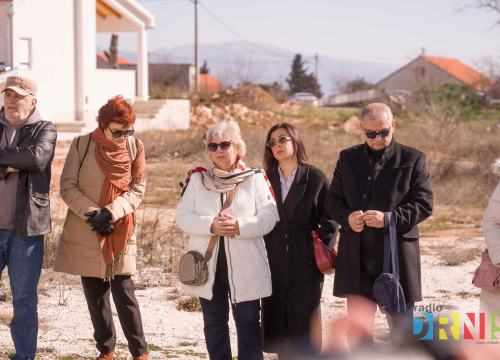 Fotografija 3 - Župan Jelić i gradonačelnik Drniša uručili 13 ključeva stanarima višestambene zgrade