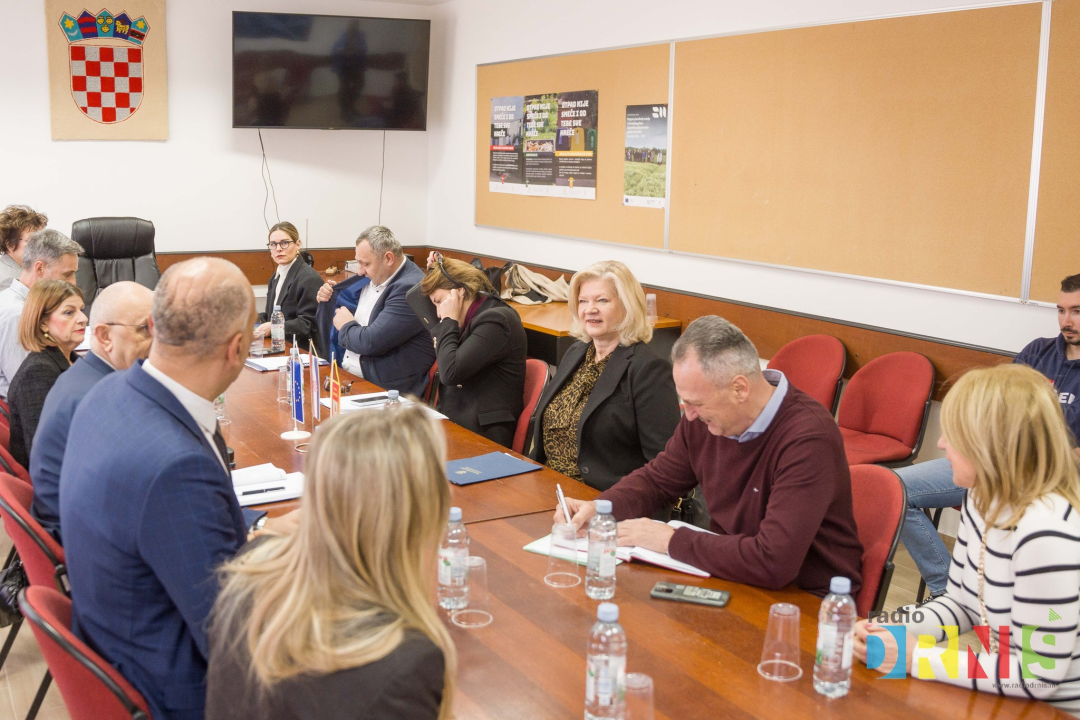 Župan Jelić i gradonačelnik Drniša uručili 13 ključeva stanarima višestambene zgrade