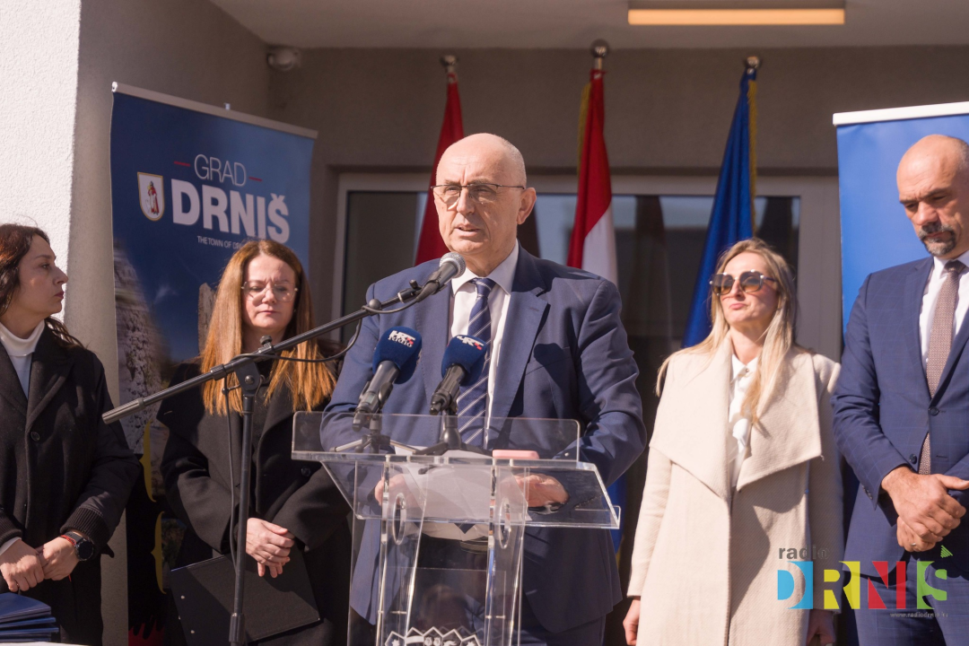 Župan Jelić i gradonačelnik Drniša uručili 13 ključeva stanarima višestambene zgrade