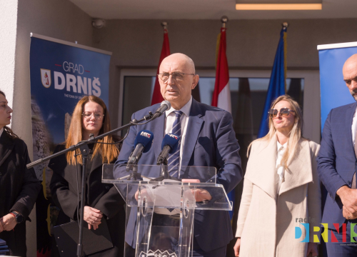 Fotografija 5 - Župan Jelić i gradonačelnik Drniša uručili 13 ključeva stanarima višestambene zgrade