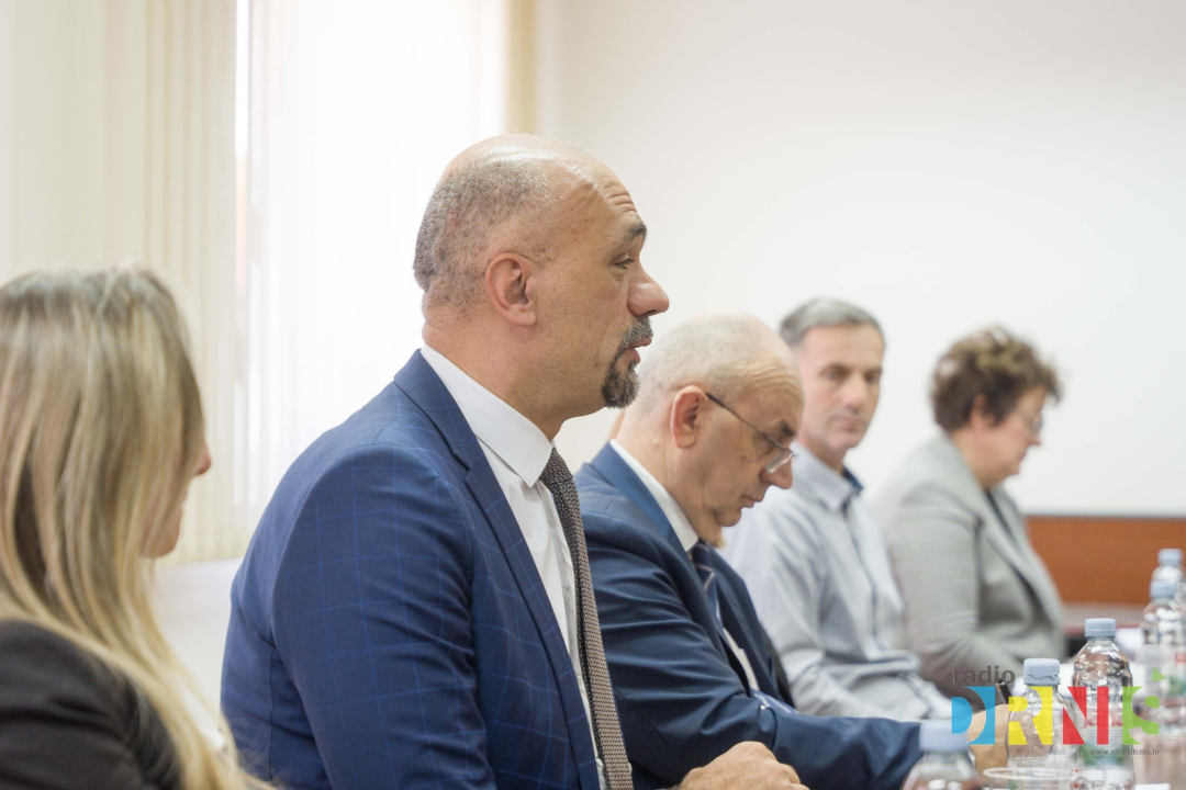 Župan Jelić i gradonačelnik Drniša uručili 13 ključeva stanarima višestambene zgrade