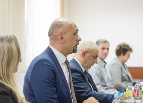 Fotografija 9 - Župan Jelić i gradonačelnik Drniša uručili 13 ključeva stanarima višestambene zgrade