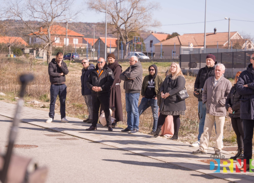 Fotografija 1 - Župan Jelić i gradonačelnik Drniša uručili 13 ključeva stanarima višestambene zgrade