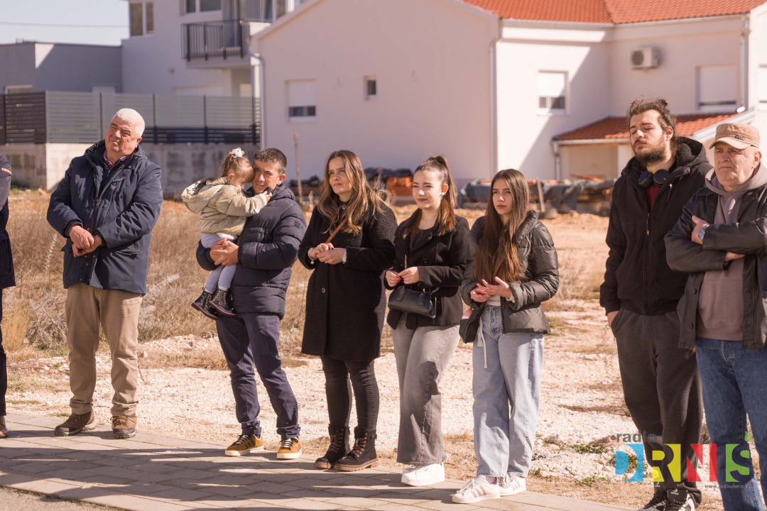 Župan Jelić i gradonačelnik Drniša uručili 13 ključeva stanarima višestambene zgrade