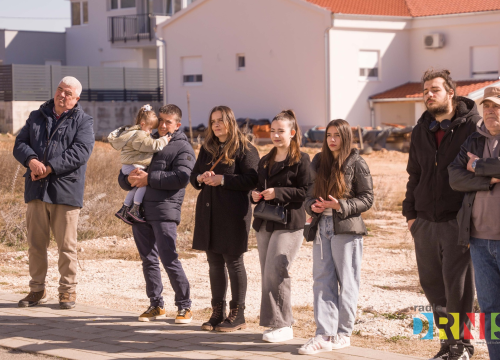 Fotografija 4 - Župan Jelić i gradonačelnik Drniša uručili 13 ključeva stanarima višestambene zgrade