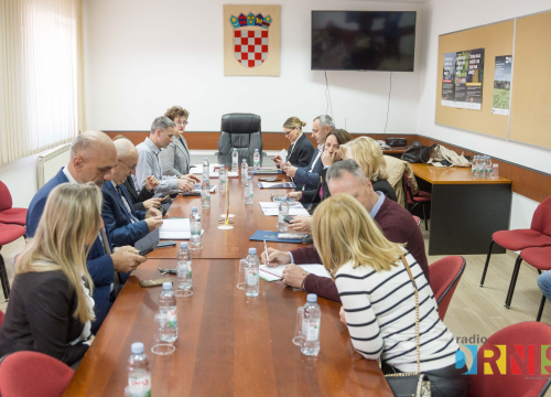 Fotografija 19 - Župan Jelić i gradonačelnik Drniša uručili 13 ključeva stanarima višestambene zgrade