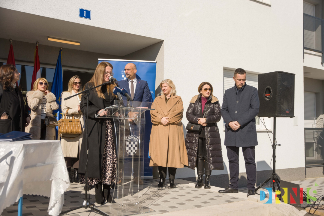 Župan Jelić i gradonačelnik Drniša uručili 13 ključeva stanarima višestambene zgrade