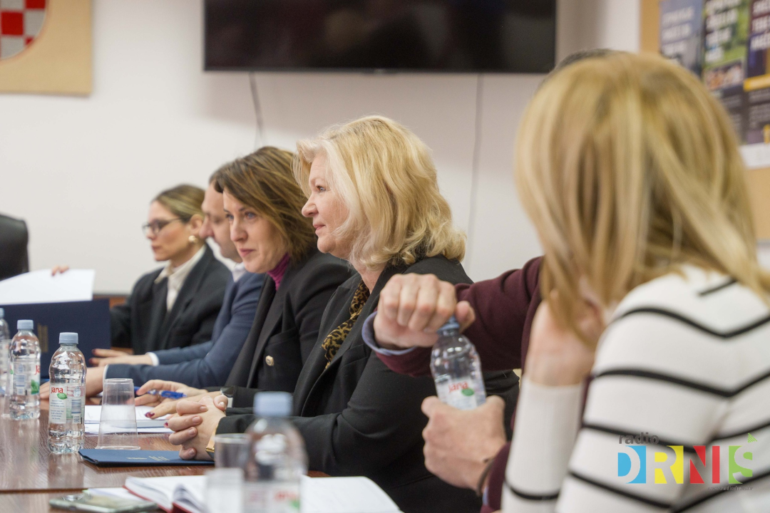 Župan Jelić i gradonačelnik Drniša uručili 13 ključeva stanarima višestambene zgrade