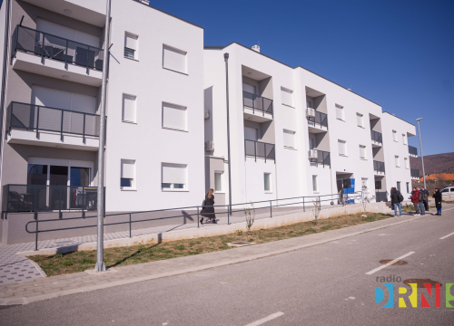 Fotografija 7 - Župan Jelić i gradonačelnik Drniša uručili 13 ključeva stanarima višestambene zgrade