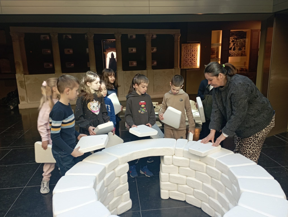 Mali meštri: Šibenski osnovnoškolci gradili bunju u Muzeju grada Šibenika