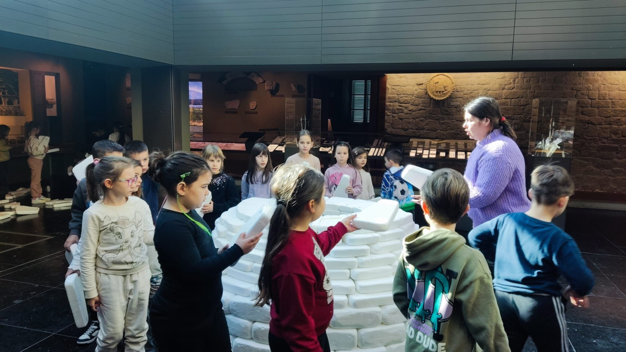 Mali meštri: Šibenski osnovnoškolci gradili bunju u Muzeju grada Šibenika