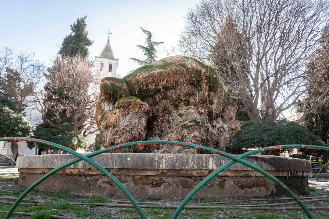 FOTO: Jutros je zaledila fontana kod Gospe vanka Grada: Nije bilo puno leda, a neće ga ni biti više ove zime