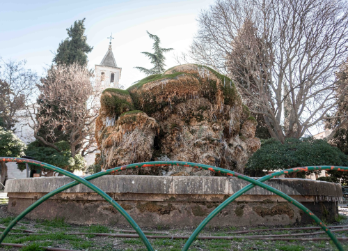 Fotografija 2 - FOTO: Jutros je zaledila fontana kod Gospe vanka Grada: Nije bilo puno leda, a neće ga ni biti više ove zime