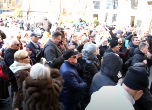 Danas se prosvjedovalo ispred HNB-a: Prvo pet minuta šutnje pa zvižduci i upozorenja