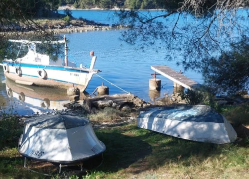 Napuštene brodice i krivolov ugrožavaju zaštićeni Morinjski zaljev