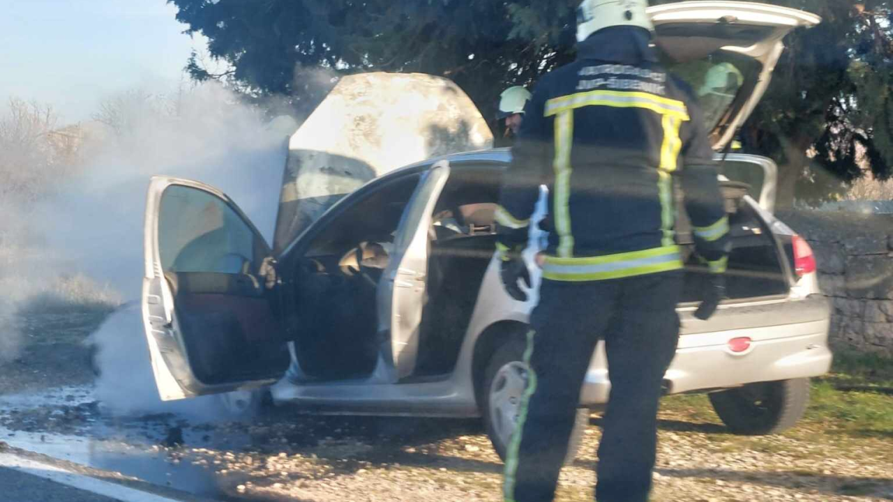 Zapalio se automobil na Konjevratima, policija i vatrogasci na terenu