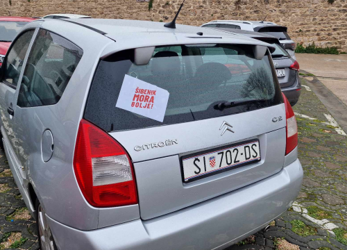 Fotografija 3 - Gerilska akcija na parkingu Svete Nediljice