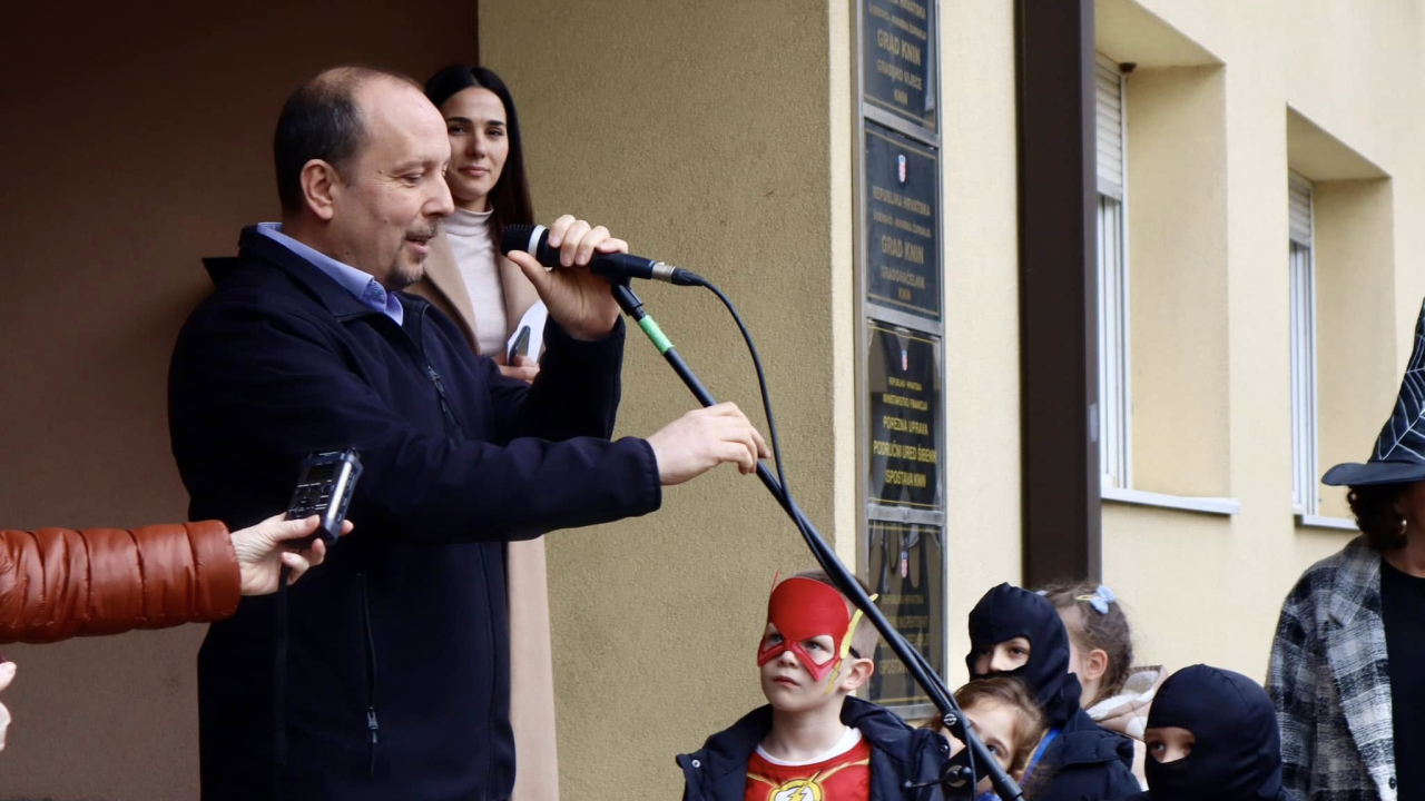 Kninske maškare preuzele ključeve grada i označile početak bogatog karnevalskog progama