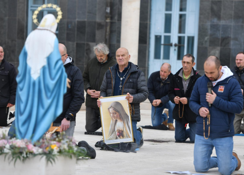 Molitelji opet klečali pred gradskom upravom: Prosvjednice nisu došle, ali ipak je bilo žena